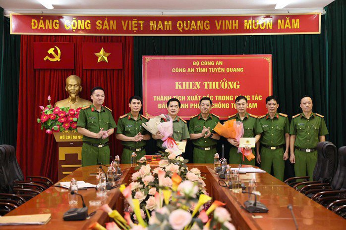 Lãnh đạo Công an tỉnh Tuyên Quang khen thưởng các đơn vị tham gia phá án. Ảnh: Công an Tuyên Quang