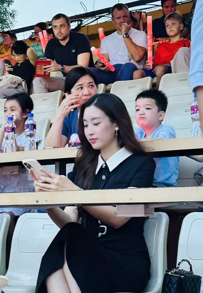 Sau khi làm dâu nhà bầu Hiển, Đỗ Mỹ Linh ít hoạt động showbiz để có thời gian vun vén tổ ấm đồng thời tham gia công việc của nhà chồng. Cô hiện là Phó Chủ tịch một công ty thành viên trong tập đoàn T&amp;T. Ảnh: Nana