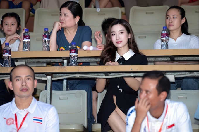 Đỗ Mỹ Linh được chú ý khi xuất hiện tại lễ khai mạc giải bóng đá Công an, cảnh sát các nước ASEAN mở rộng 2025 tại sân vận động Hàng Đẫy cùng mẹ chồng để cổ vũ ông xã Đỗ Vinh Quang và anh chồng - doanh nhân Đỗ Quang Vinh - với tư cách đại diện nhà tài trợ của giải đấu.