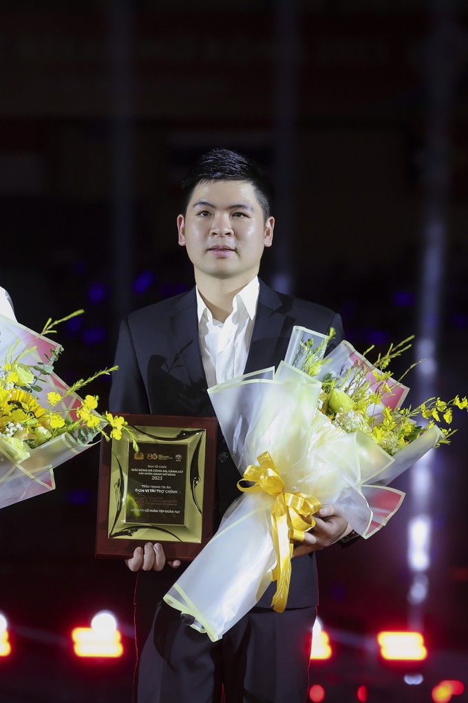 Doanh nhân Đỗ Vinh Quang, ông xã của Đỗ Mỹ Linh, nhận kỷ niệm chương của chương trình với tư cách đại diện nhà tài trợ chính. Anh là con trai thứ hai của bầu Hiển, hiện là Phó Chủ tịch HĐQT kiêm Phó Tổng giám đốc tập đoàn T&amp;T.