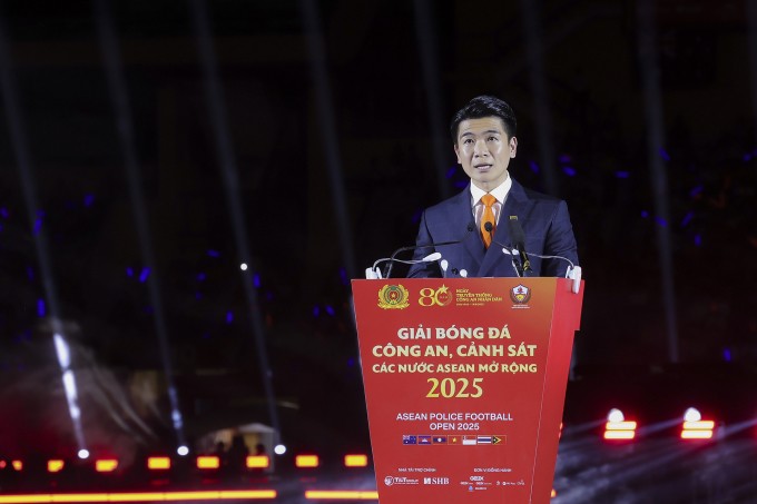 Doanh nhân Đỗ Quang Vinh, anh chồng Đỗ Mỹ Linh, phát biểu đại diện cho các nhà tài trợ của giải đấu. Anh hiện là Phó Chủ tịch HĐQT ngân hàng SHB.