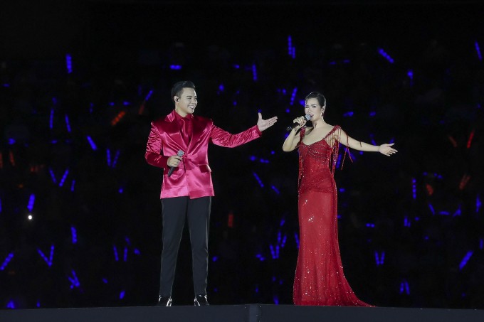 Võ Hạ Trâm khoe vẻ gợi cảm khi song ca cùng Đông Hùng để mở đầu chương trình. Họ thể hiện bản mashup tạo nên từ ba ca khúc: "Đường chúng ta đi", "Nối vòng tay lớn" và "Unstoppable". Đây là sự kết hợp hài hòa giữa âm nhạc truyền thống và hiện đại, thể hiện khát vọng, tinh thần đoàn kết và lý tưởng của thế hệ chiến sĩ công an trong thời đại mới.