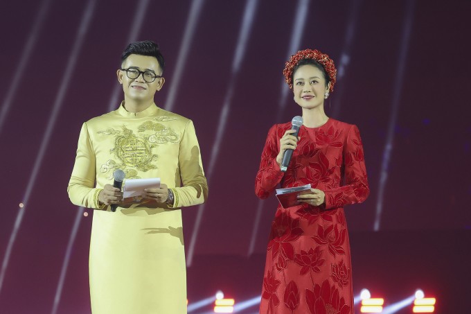 Đỗ Mỹ Linh mặc thanh lịch đi cổ vũ chồng - 12