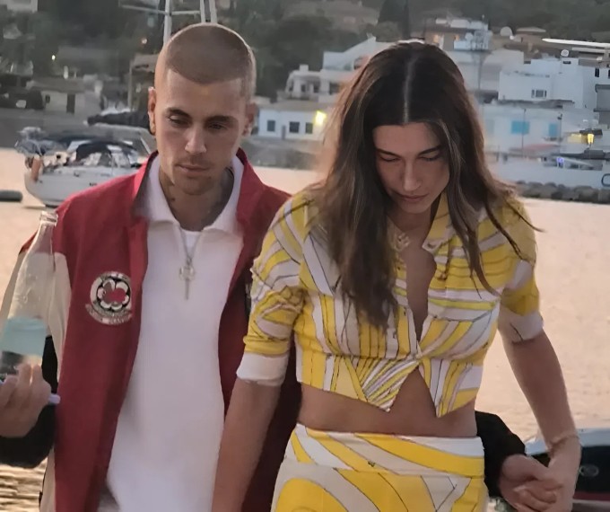 Justin và Hailey tay nắm tay ra về khi những chiếc thuyền lên đèn.