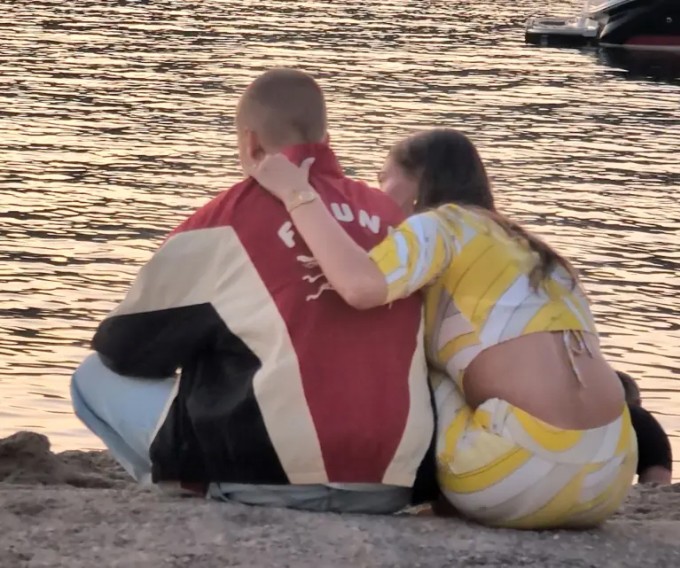 Theo Page Six, vợ chồng Bieber đang nghỉ dưỡng ở Mallorca - một hòn đảo du lịch nổi tiếng ở Địa Trung Hải. Các paparazzi cũng ghi lại hình ảnh cặp sao ngồi thư giãn ngắm biển cùng nhau vào buổi hoàng hôn.