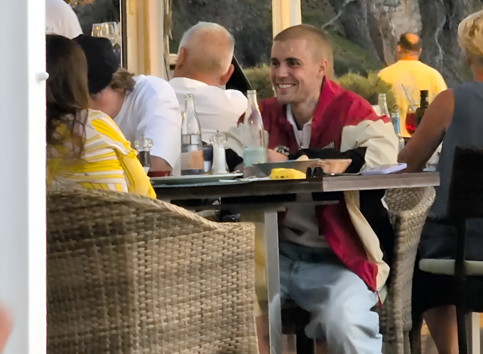 Justin Bieber trông rạng rỡ trong bữa tối cùng bà xã tại nhà hàng.