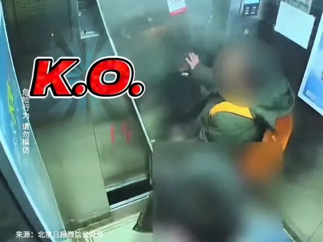 Cú "knock-out" thang máy của anh Triệu khiến nhiều người bật cười.