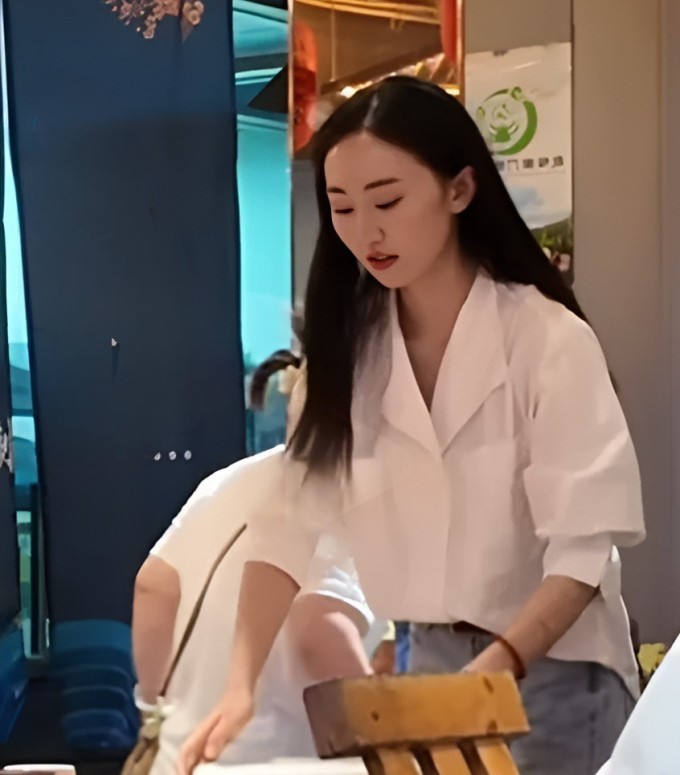 Vũ Thư Điền làm bồi bàn. Ảnh: Weibo
