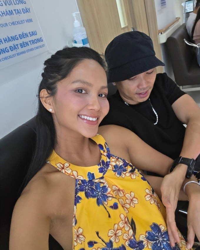 Vợ chồng H'Hen Niê háo hức đón con đầu lòng
