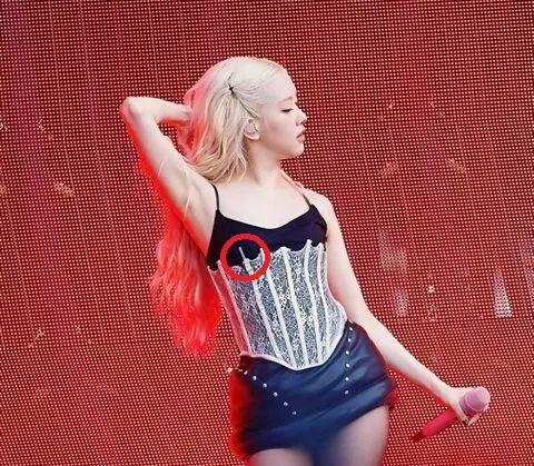 Stylist bị chê chọn đồ cho Rosé không có tâm.