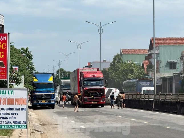 3 người trong ô tô thoát chết trong gang tấc sau cú va chạm kinh hoàng với container - 1