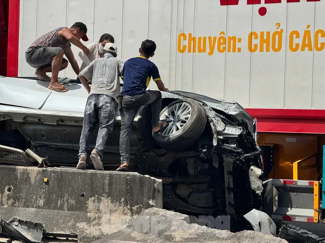 3 người trong ô tô thoát chết trong gang tấc sau cú va chạm kinh hoàng với container - 4