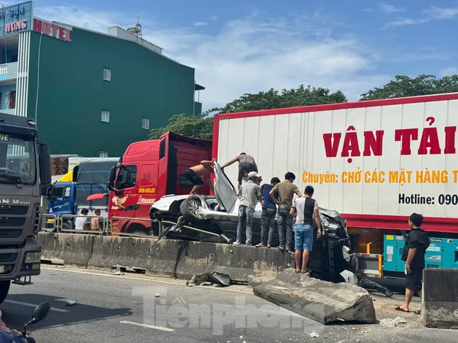 3 người trong ô tô thoát chết trong gang tấc sau cú va chạm kinh hoàng với container - 3