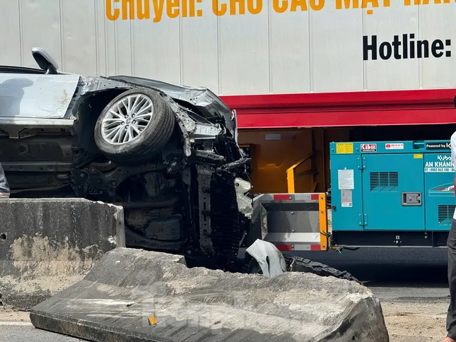 Phần đầu xe bị biến dạng. Ảnh: Nguyễn Ngọc