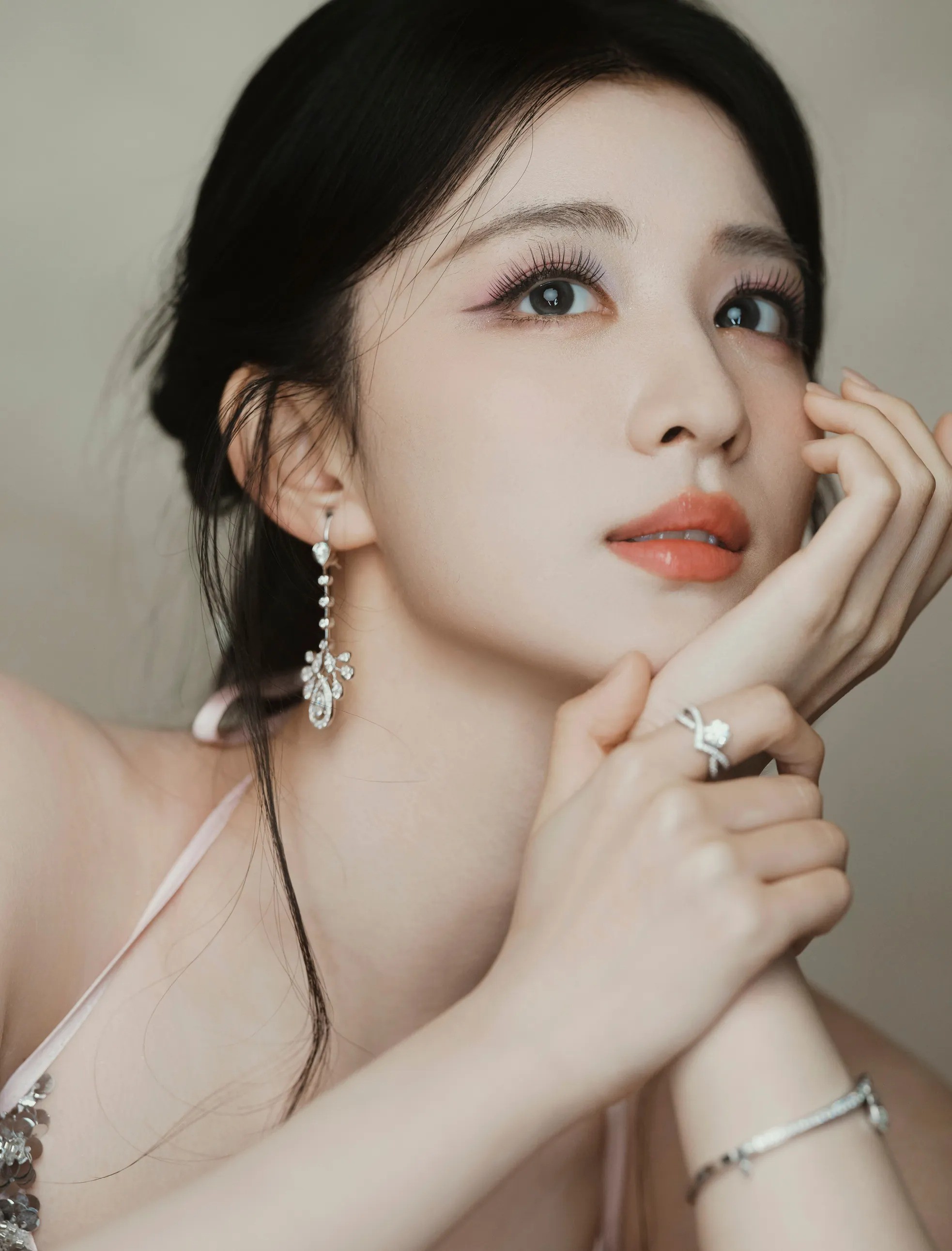 Trang Sohu đưa tin theo thống kê từ Datawin , hai dự án Còn ra thể thống gì nữa và Giây phút ấy quá giới hạn có sự góp mặt của Vương Sở Nhiên là những phim được khán giả mong chờ nhất. Trong đó, tạo hình của mỹ nhân sinh năm 1999 được khen đẹp và thu hút khán giả.
