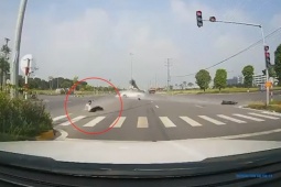 Clip: Đâm văng chục mét vì vượt đèn đỏ, thanh niên  " bật dậy "  như phim hành động