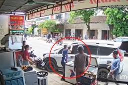 Clip: Tài xế đột quỵ trong xe, anh thợ điện lạnh phá cửa ứng cứu như trong phim