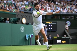 Djokovic có kỷ lục  " khủng "  Wimbledon, ngã  " rợn người "  trước trận gặp Sinner