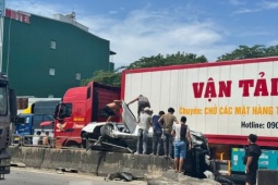 3 người trong ô tô thoát chết trong gang tấc sau cú va chạm kinh hoàng với container