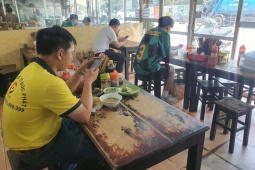 Hàng loạt quán bún, phở thi nhau tăng giá 5.000 đồng/bát, nhiều người đứng ngồi không yên