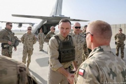Tổng thống nước thành viên NATO dọa đóng cửa nơi trung chuyển vũ khí lớn nhất cho Ukraine