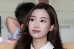 Đỗ Mỹ Linh mặc thanh lịch đi cổ vũ chồng
