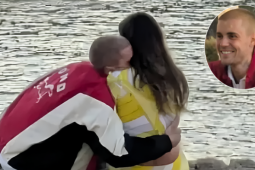 Justin Bieber âu yếm vợ bên biển