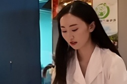 Nữ diễn viên làm bồi bàn kiếm sống dù có bằng thạc sĩ ở Mỹ
