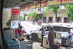 Người đàn ông ở Nghệ An xử lý  ' nhanh như chớp ' , cứu lái xe nghi đột quỵ giữa đường