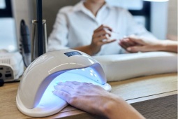 Phát hiện động trời về đèn UV được sử dụng rộng rãi ở các tiệm làm nail