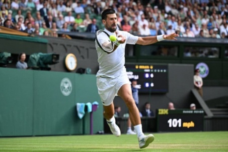 Djokovic có kỷ lục "khủng" Wimbledon, ngã "rợn người" trước trận gặp Sinner