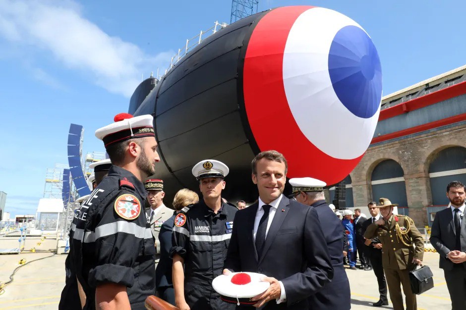 Ông Macron đứng cạnh tàu ngầm hạt nhân Pháp Suffren. Ảnh: AFP