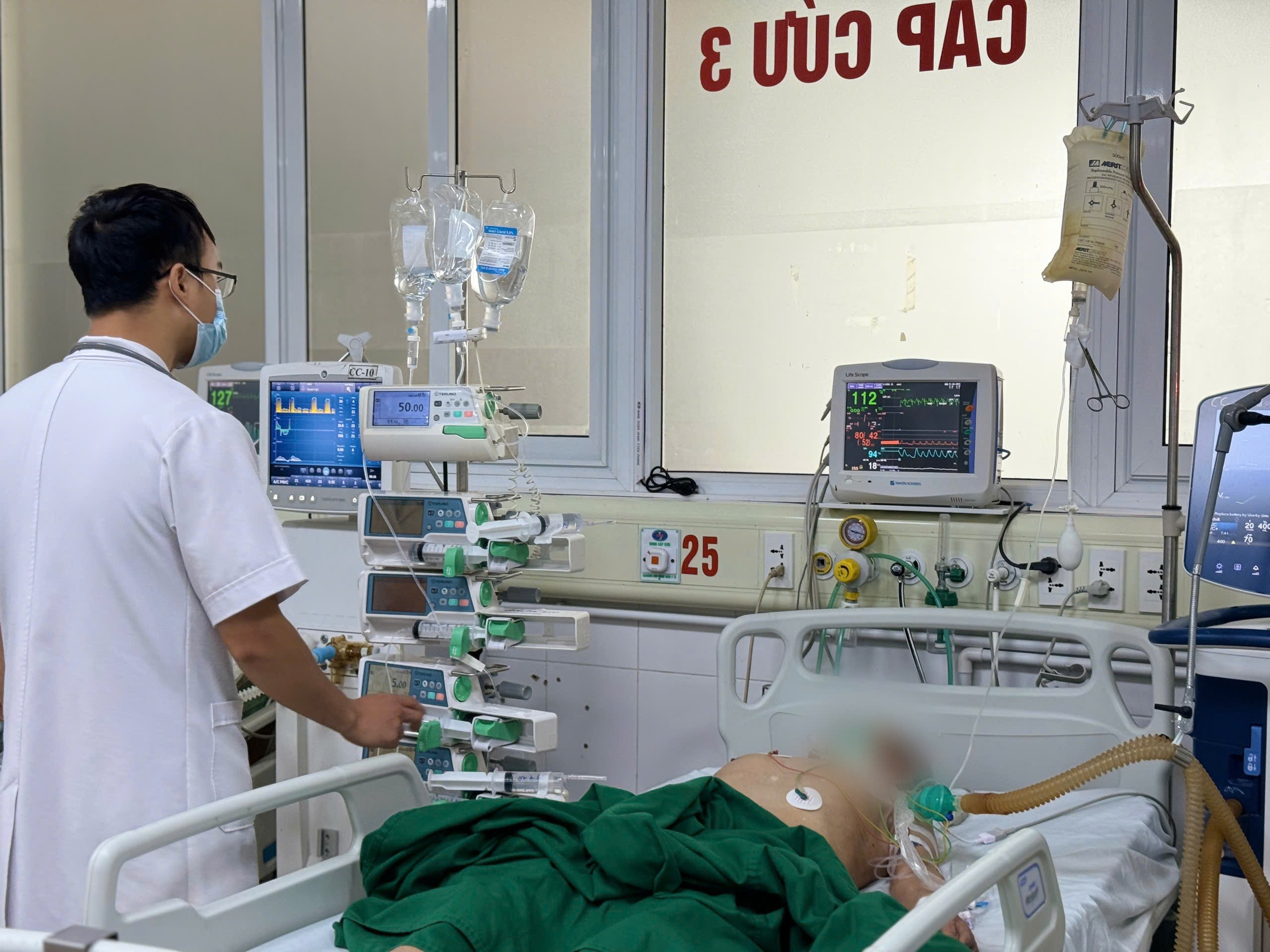 Bác sĩ cấp cứu cho bệnh nhân. 