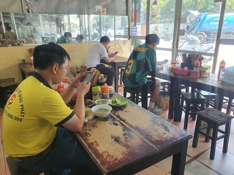 Để đảm bảo đủ chi phí vận hành, nhiều quán ăn đã tăng giá bán khiến lượng khách ngày một giảm.