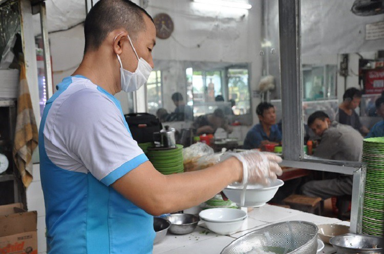 Để trả đủ tiền thuê mặt bằng, anh Ánh phải bán được tối thiếu 70 bát phở hoặc cơm rang một ngày.