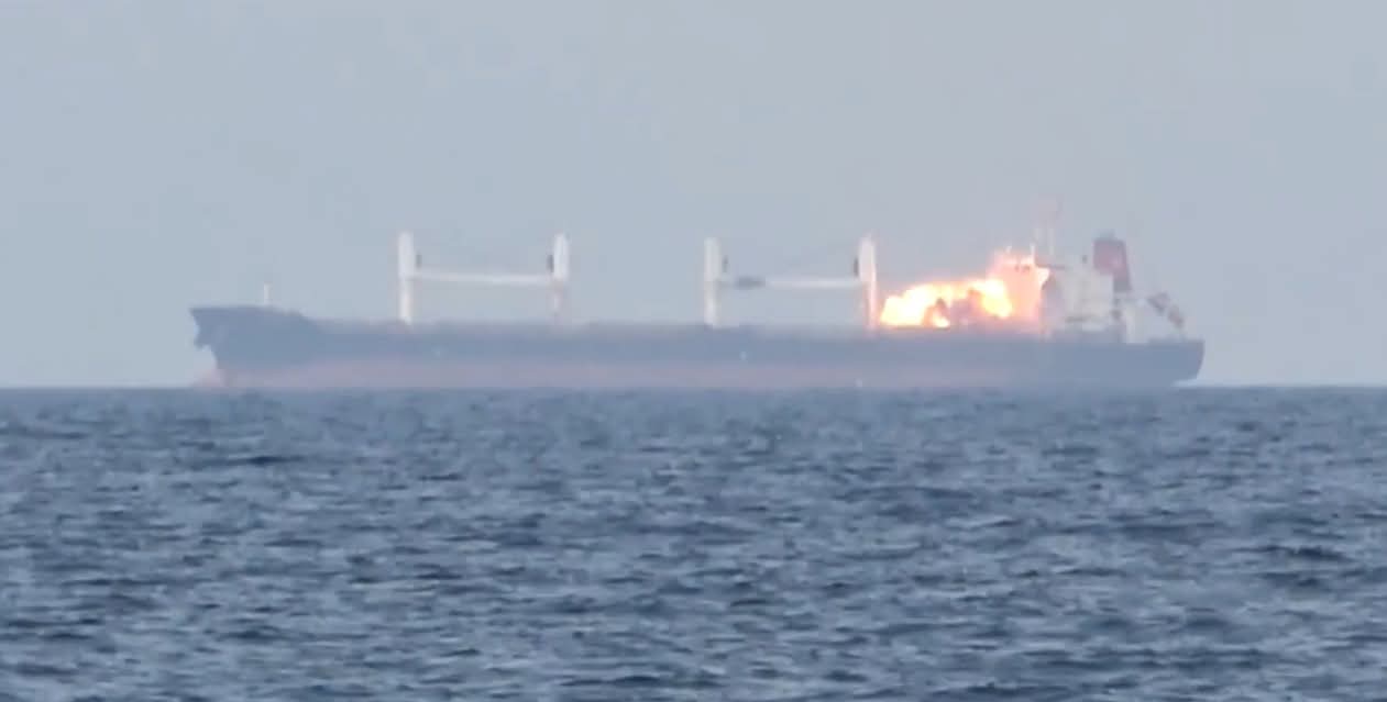 Khoảnh khắc tàu hàng Eternity C bị trúng tên lửa tầm xa của Houthi. Ảnh chụp màn hình video.