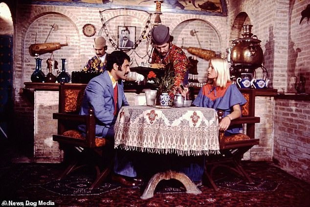 Một cặp đôi ăn tối ở thủ đô Tehran thập niên 60. Ảnh: News Dog Media