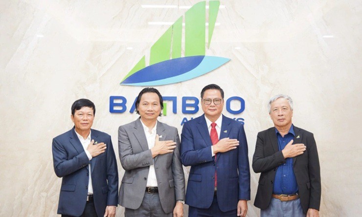 Tân Chủ tịch HĐQT Bamboo Airways Phạm Ngọc Vịnh (người đứng thứ hai từ bên phải) - Ảnh: Bamboo Airways