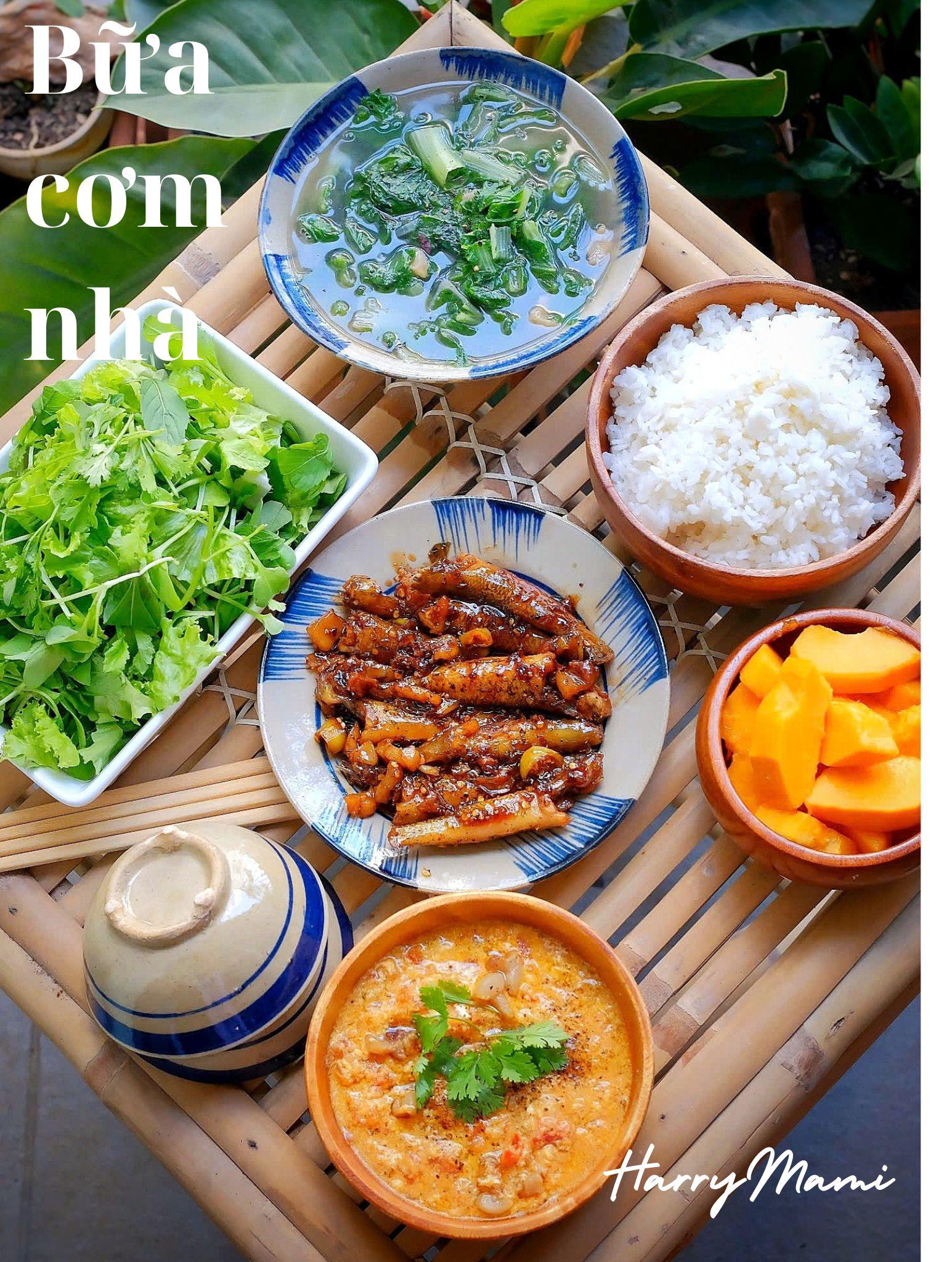 Cá bống kho tóp mỡ - Rau sống chấm nước sốt cà chua - Canh cải - Đu đủ