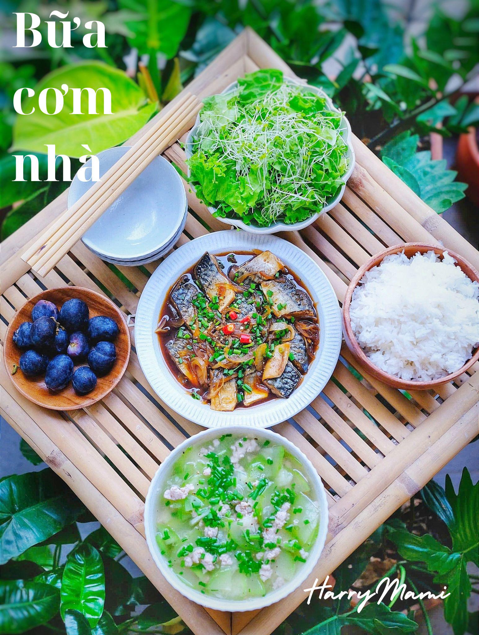 Cá saba kho xì dầu - Bí đao nấu thịt bằm - Rau mầm - Nho đen