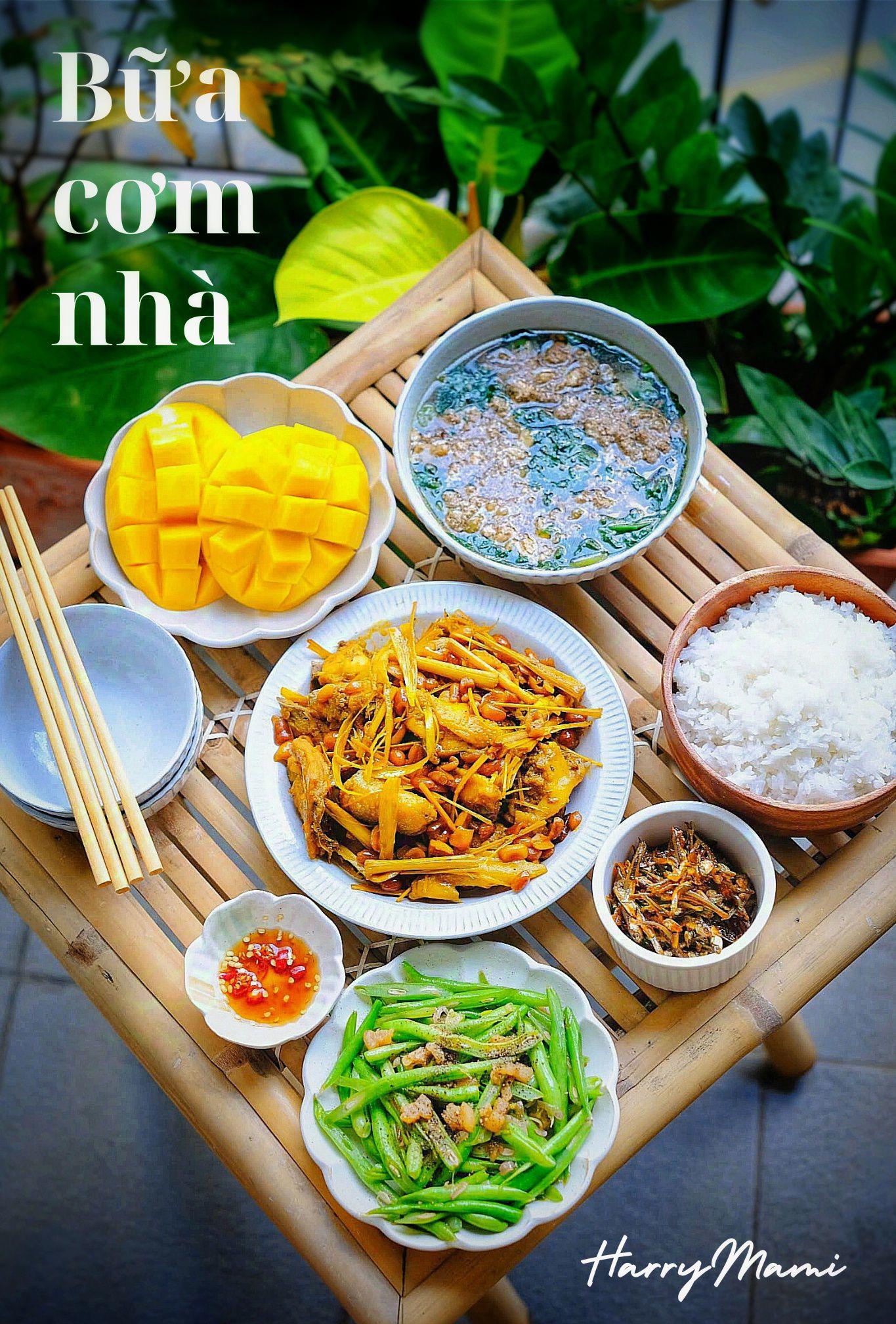 Gà kho sả - Đậu cove xào - Canh mồng tơi nấu&nbsp;cua đồng - Cá cơm rim -&nbsp;Xoài chín