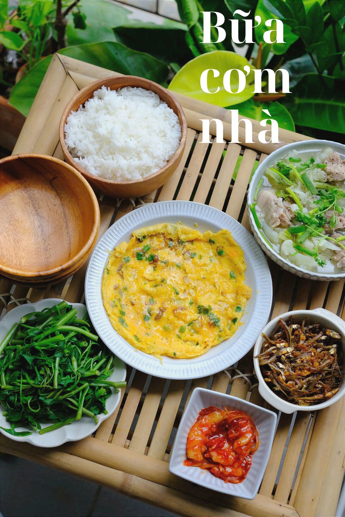 Trứng chiên - Cá cơm rim - Rau muống luộc - Bông cải trắng hầm xương - Tôm chua