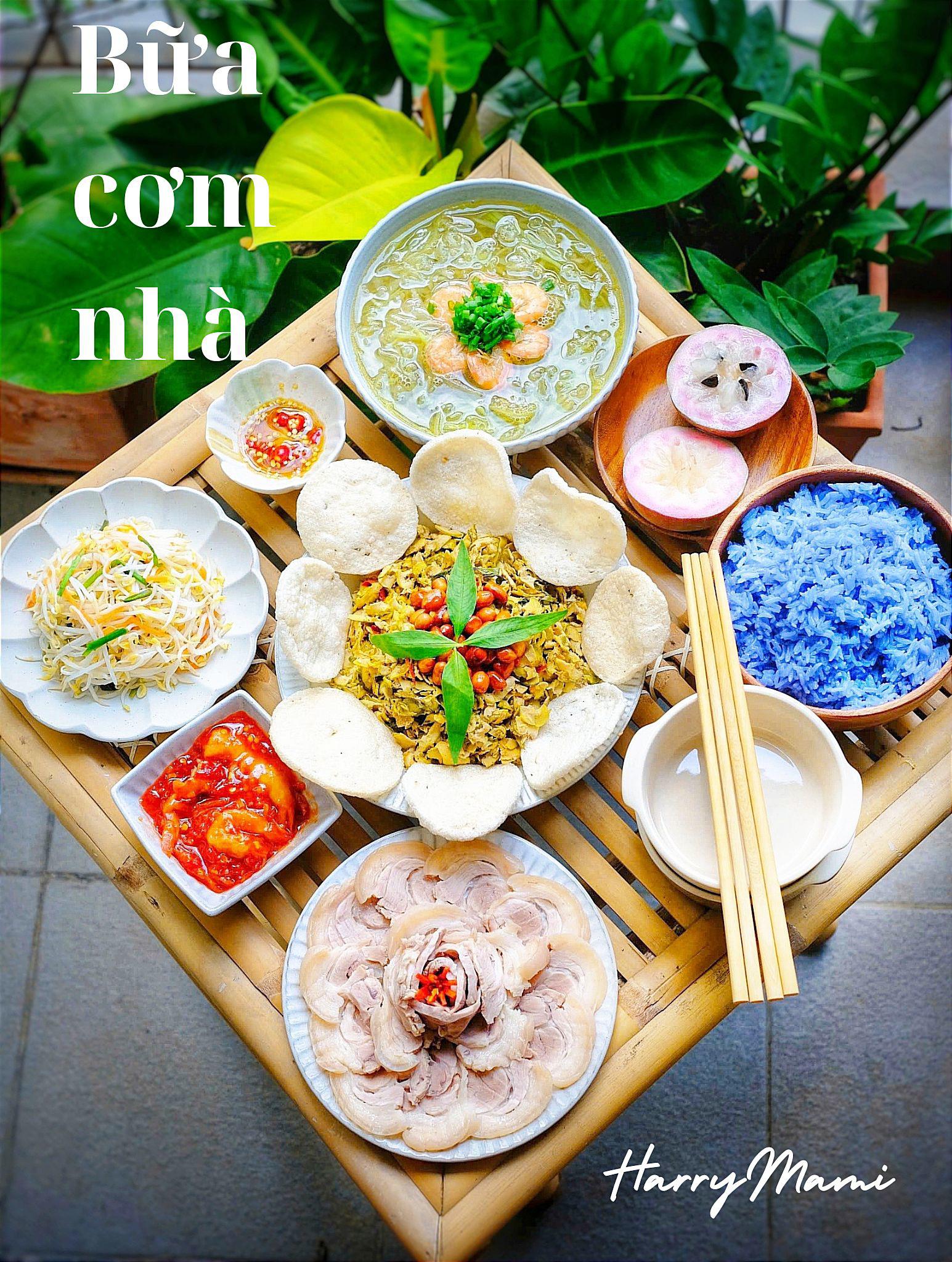 Thịt heo luộc chấm tôm chua Huế - Vả trộn - Cơm hoa đậu biếc - Giá muối&nbsp;chua - Canh bầu nấu tôm - Vú sữa