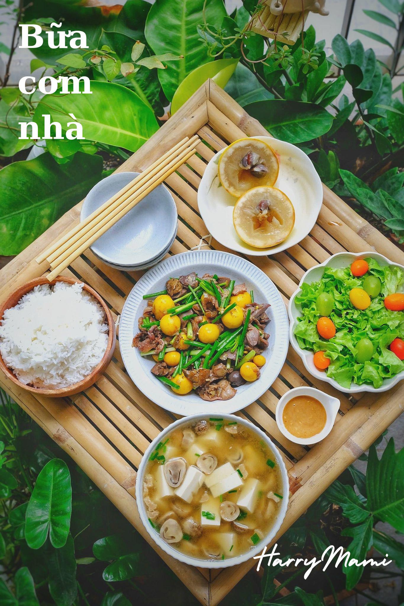 Lòng gà, trứng non cháy tỏi - Salad sốt mè rang - Canh nấm đậu hũ - Vú sữa hoàng kim