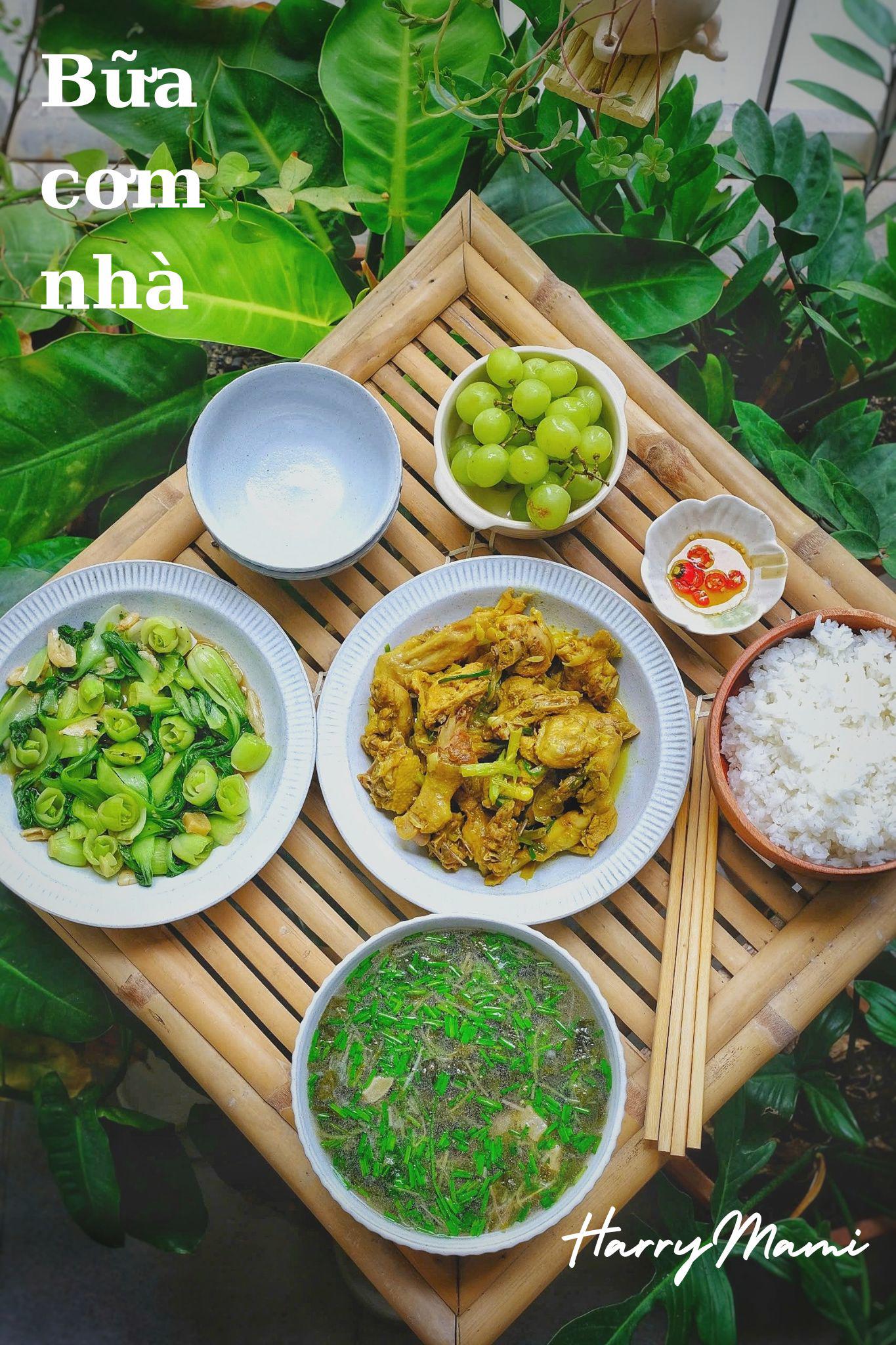 Gà kho nghệ - Canh me cá cơm - Cải thìa xào dầu hào - Nho xanh