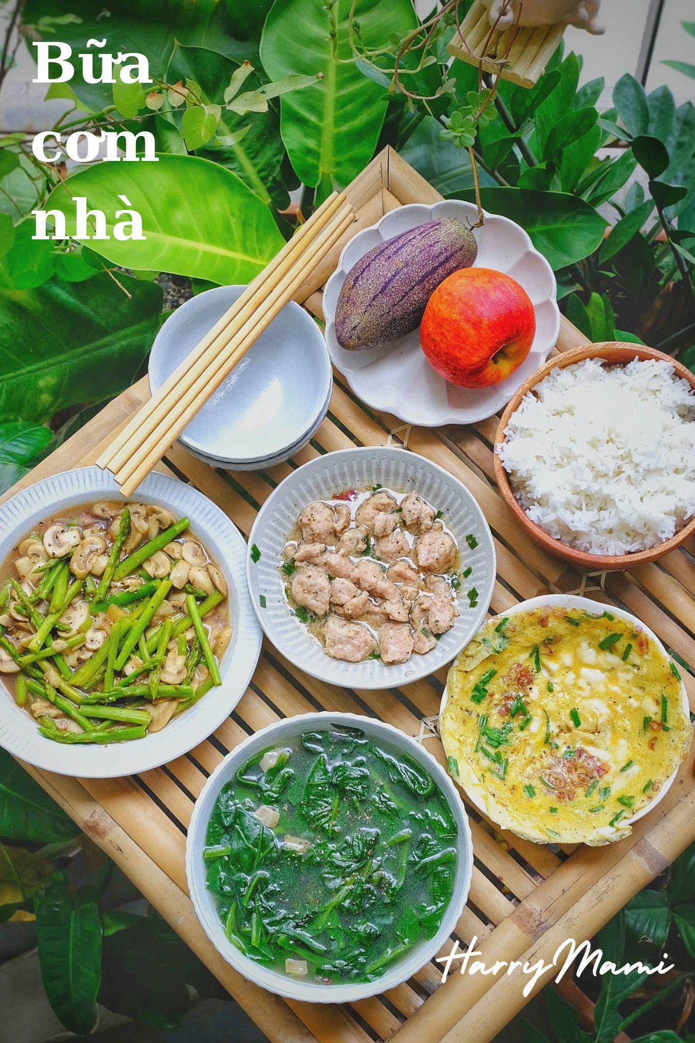 Chả quết hấp - Măng tây xào nấm mỡ - Canh cải bó xôi - Trứng chiên - Táo, dưa Pepino