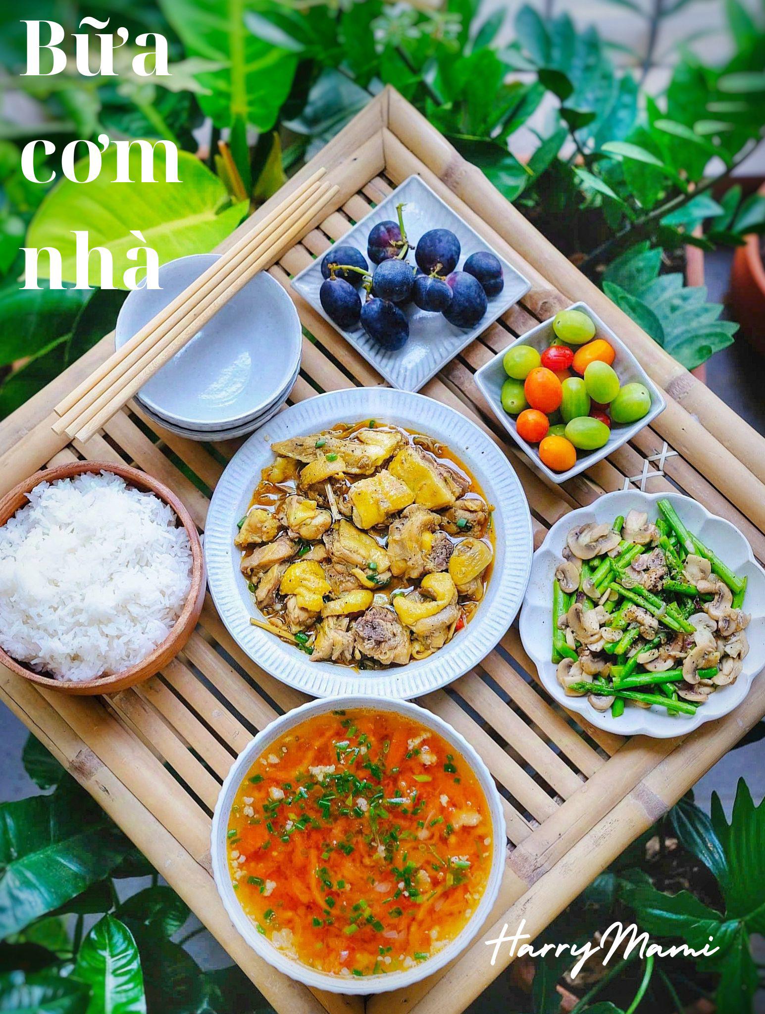Gà xào sả - Măng tây xào nấm mỡ - Canh cà chua thịt bằm - Cà chua trái cây - Nho đen