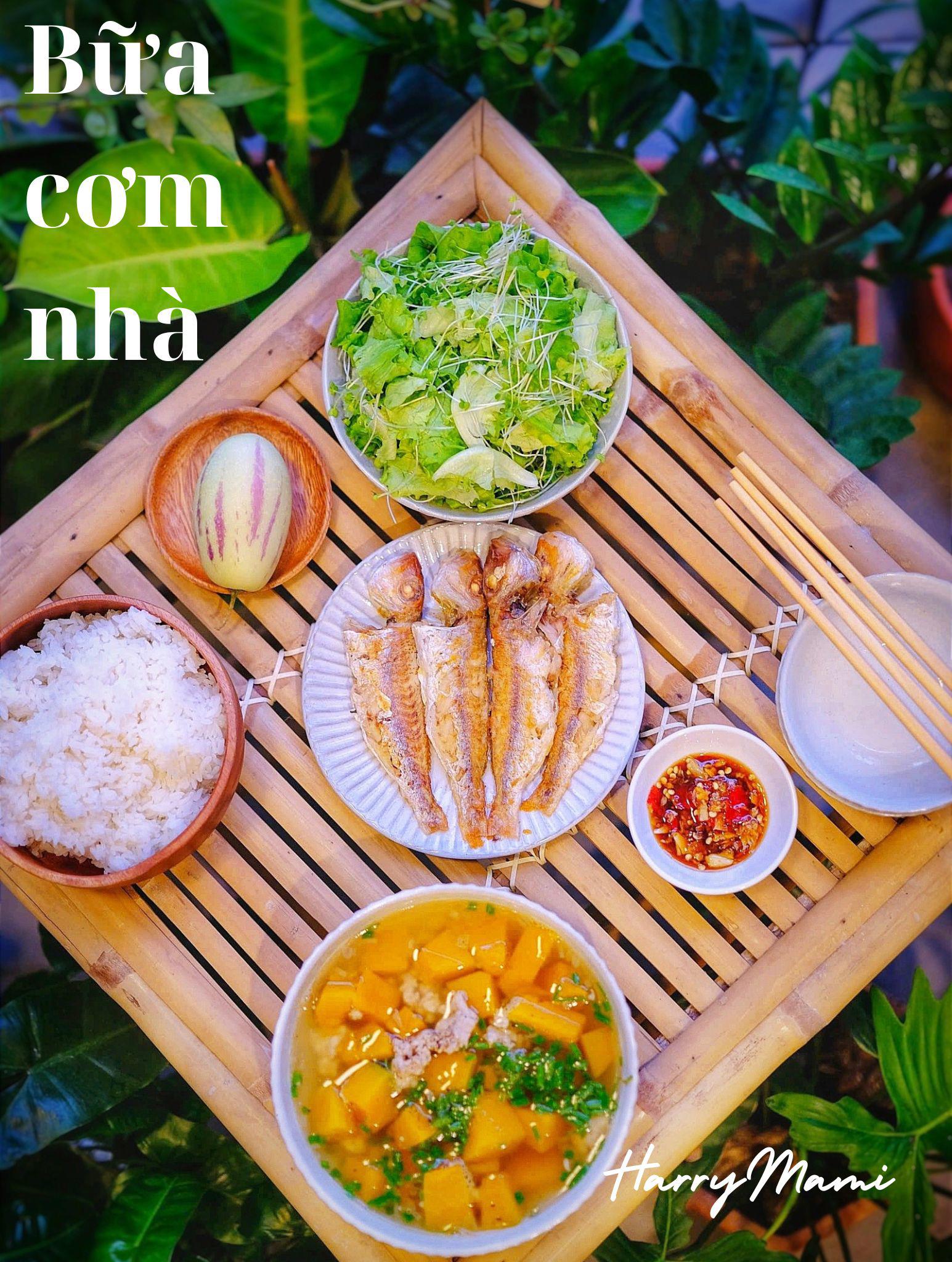 Cá chiên chấm nước mắm tỏi ớt - Canh bí đỏ thịt bằm - Rau sống - Dưa pepino