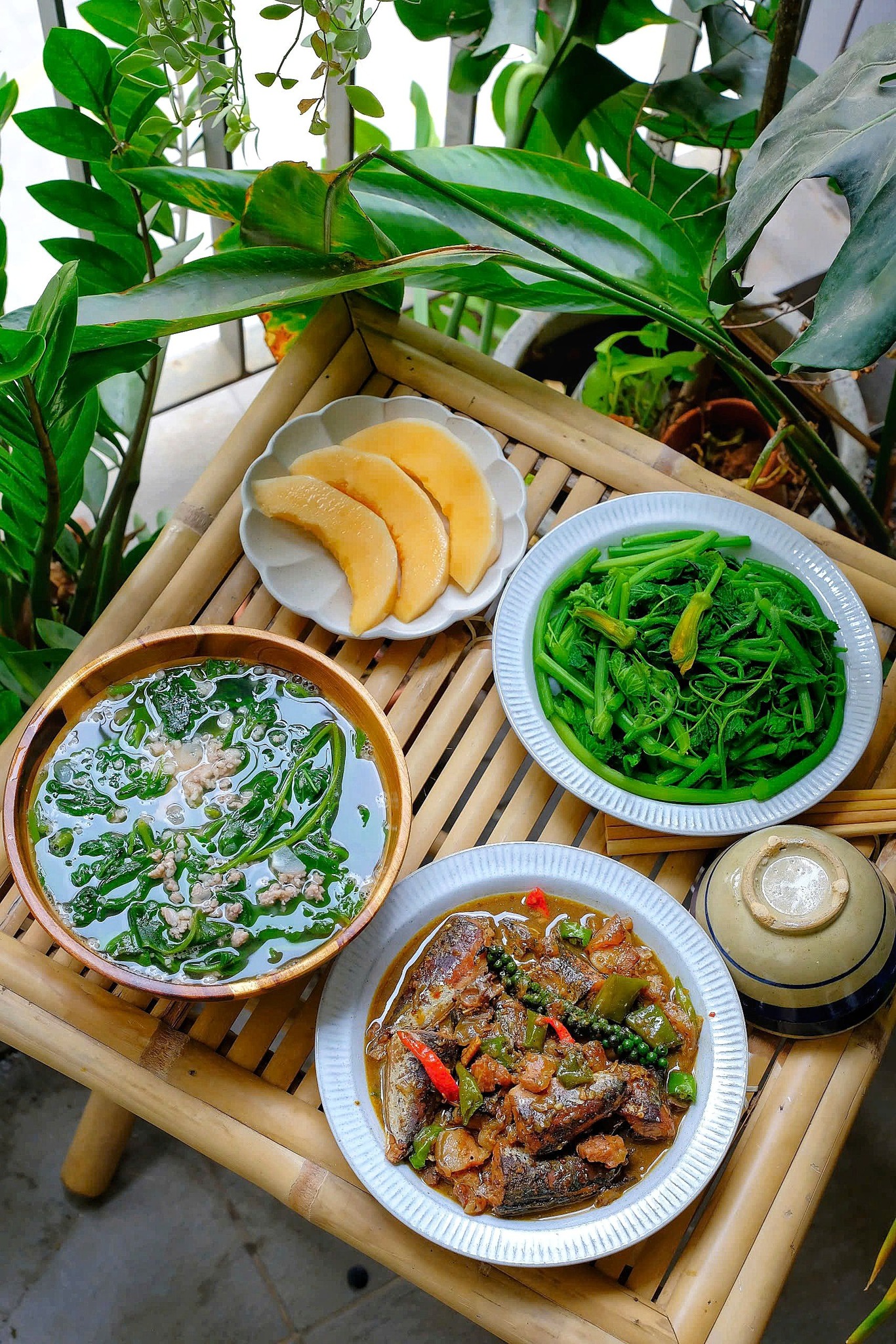 Cá nục kho rục xương - Canh mồng tơi thịt bằm - Đọt bí luộc - Dưa lưới