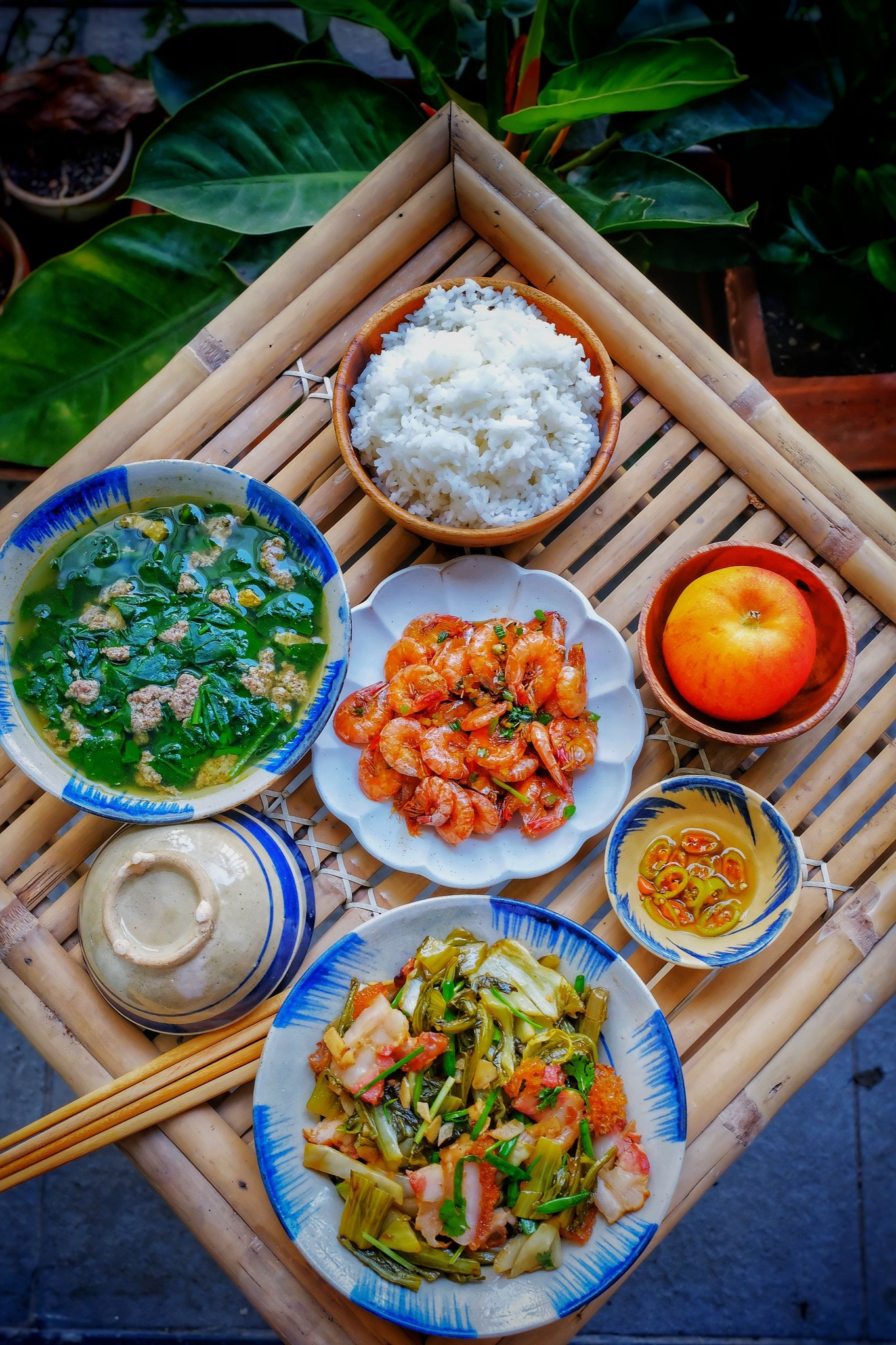Tôm rang - Thịt heo xào cải chua - Canh mồng tơi cua đồng - Táo